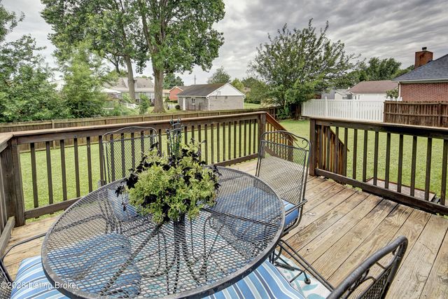 4924 Hunters Point Cir, Louisville, KY 40216