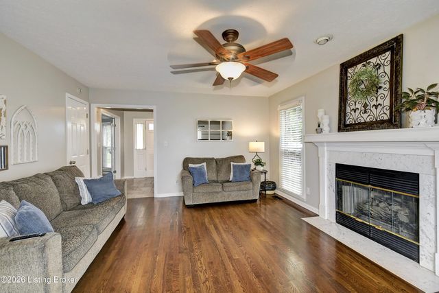 4924 Hunters Point Cir, Louisville, KY 40216