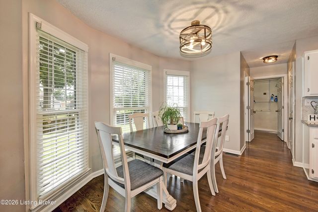 4924 Hunters Point Cir, Louisville, KY 40216