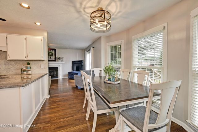 4924 Hunters Point Cir, Louisville, KY 40216