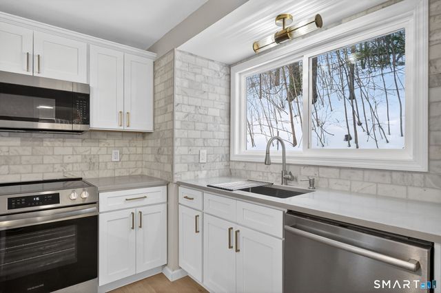 87 West Street, Manchester, CT 06040