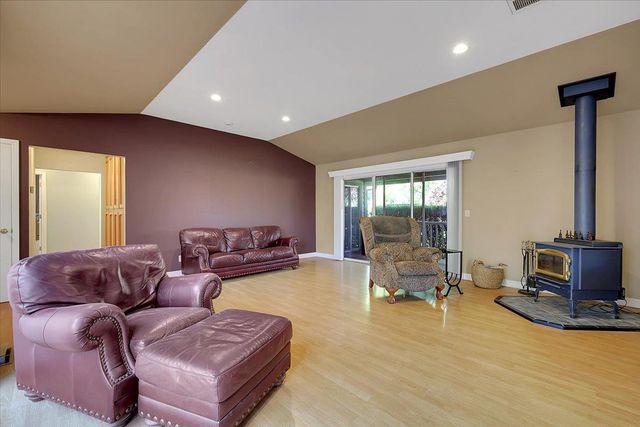 8890 Daguerra Point Dr, Marysville, CA 95901