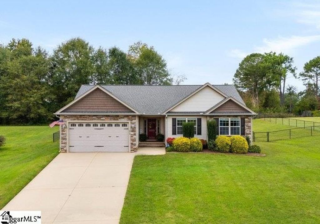 373 Saddlers Run, Chesnee, SC 29323