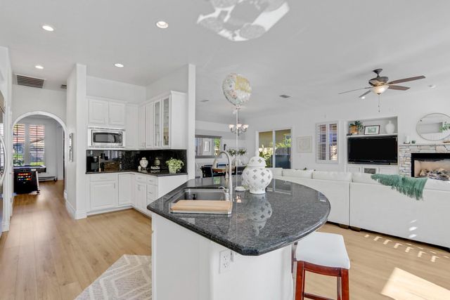 260 Vista Creek Cir, Sacramento, CA 95835