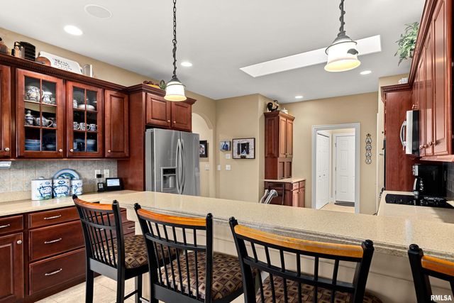 5228 N WEAVERRIDGE Boulevard, Peoria, IL 61615