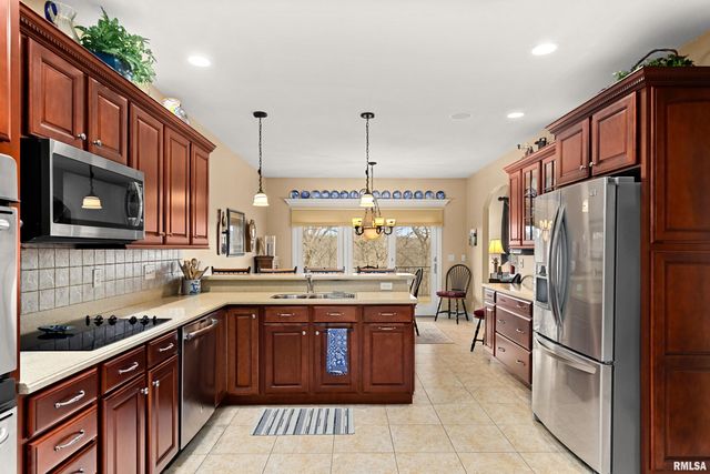 5228 N WEAVERRIDGE Boulevard, Peoria, IL 61615