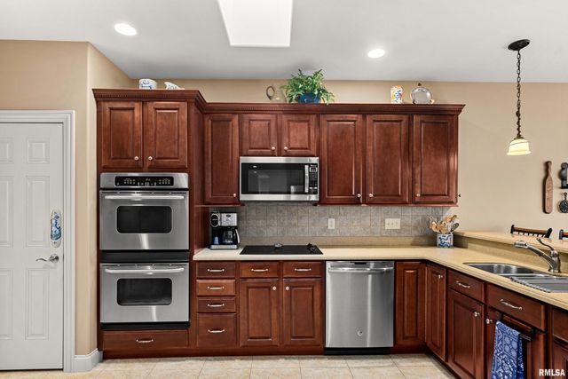 5228 N WEAVERRIDGE Boulevard, Peoria, IL 61615