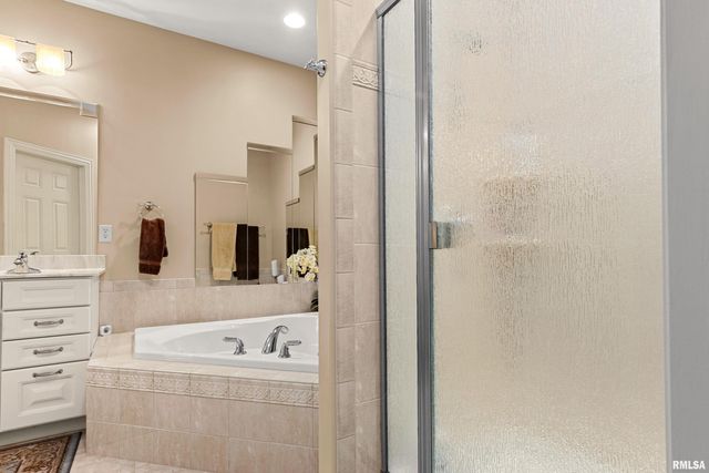 5228 N WEAVERRIDGE Boulevard, Peoria, IL 61615