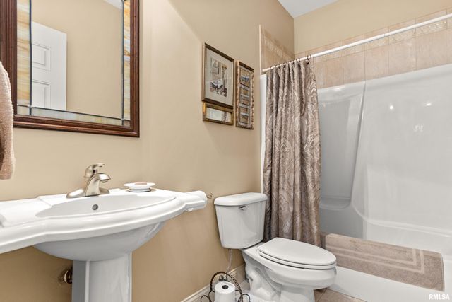 5228 N WEAVERRIDGE Boulevard, Peoria, IL 61615