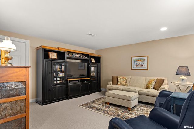 5228 N WEAVERRIDGE Boulevard, Peoria, IL 61615