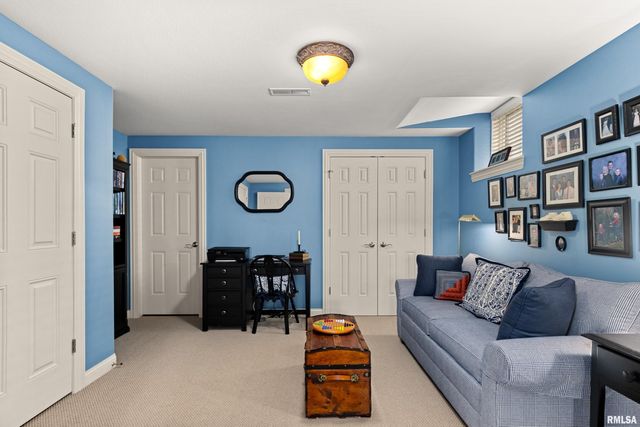 5228 N WEAVERRIDGE Boulevard, Peoria, IL 61615