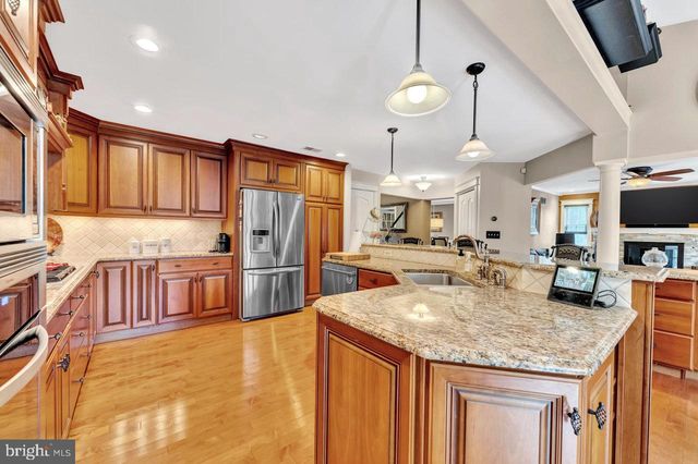 8 LIBBY DR, Monmouth Junction, NJ 08852