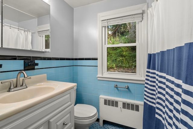 5 Manila St, Worcester, MA 01602