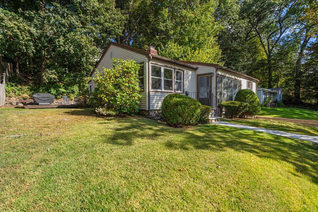 5 Manila St, Worcester, MA 01602