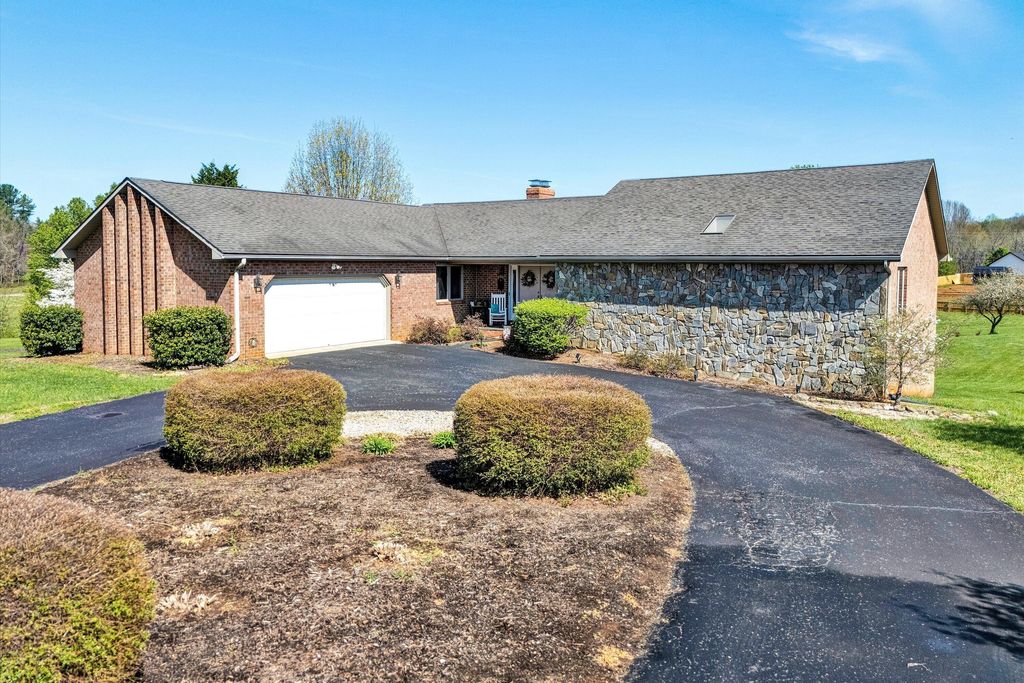 103 April LN, Vinton, VA 24179