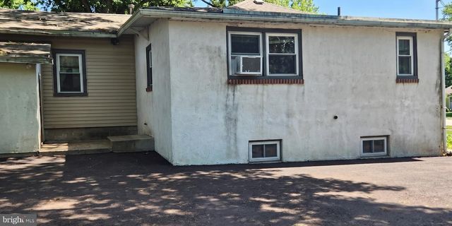 1043 CLEMMERS MILL RD, Schwenksville, PA 19473