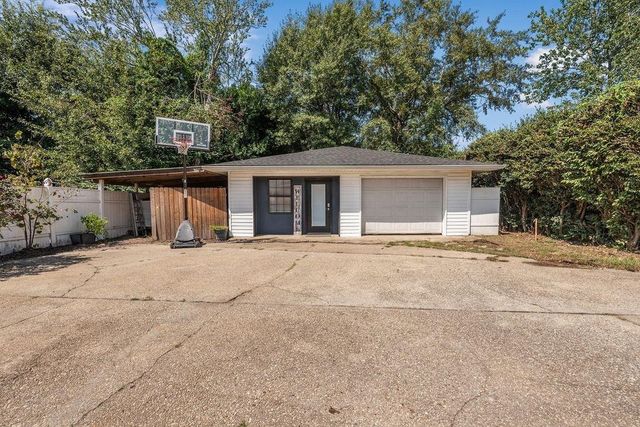 702 Presley Street S, Atmore, AL 36502