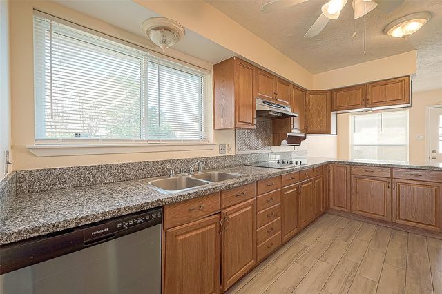 830 Kenforest, Missouri City, TX 77489