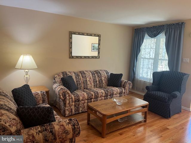 304 JULIAN DR E, Warwick, PA 18974