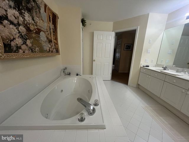 304 JULIAN DR E, Warwick, PA 18974