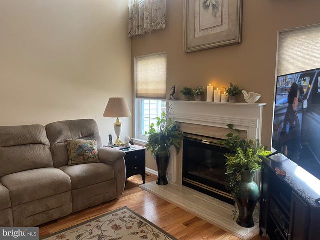 304 JULIAN DR E, Warwick, PA 18974