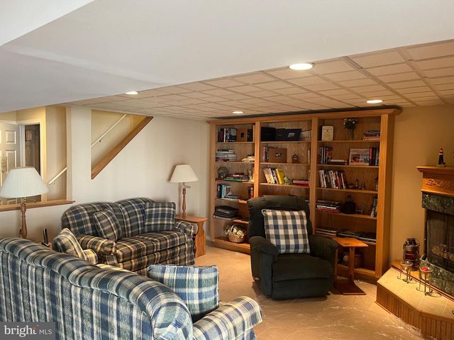304 JULIAN DR E, Warwick, PA 18974