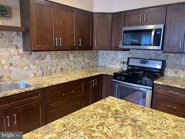 304 JULIAN DR E, Warwick, PA 18974