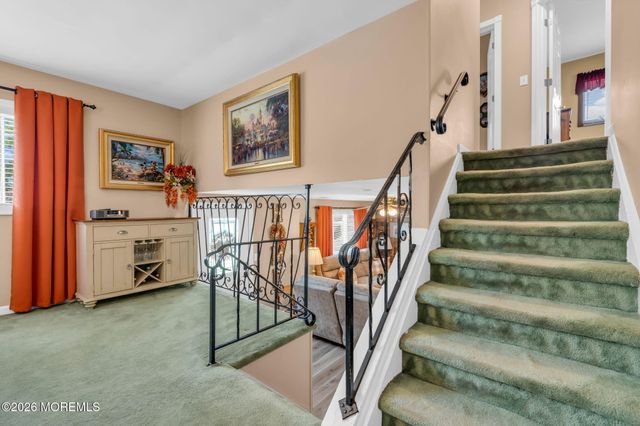 10 Garrett Place, New Monmouth, NJ 07748