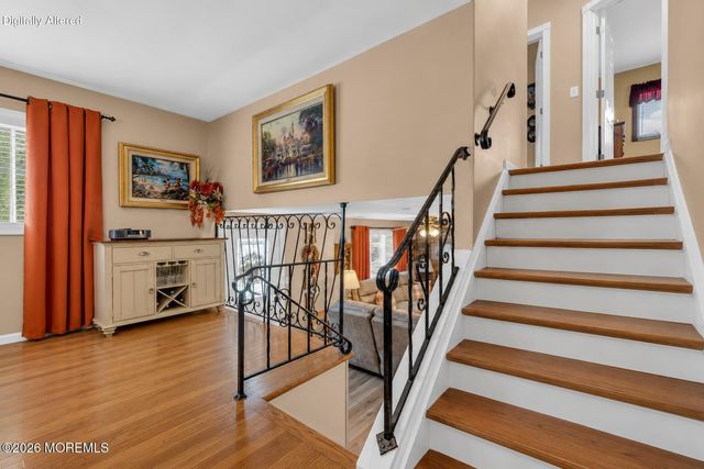 10 Garrett Place, New Monmouth, NJ 07748