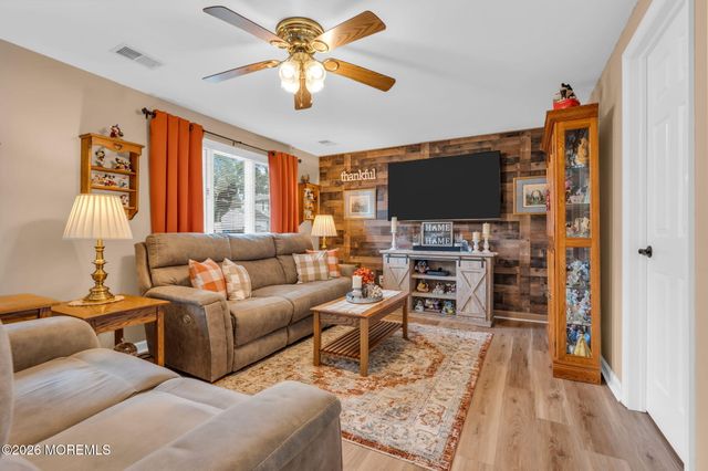 10 Garrett Place, New Monmouth, NJ 07748