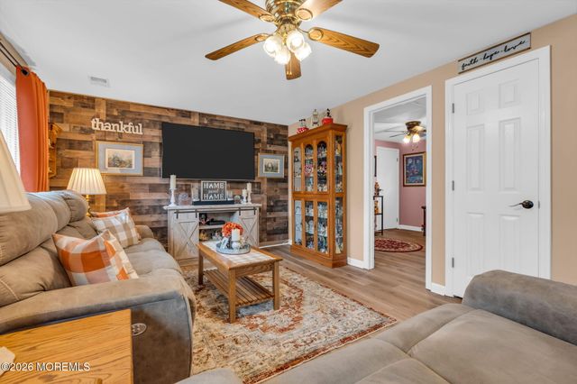 10 Garrett Place, New Monmouth, NJ 07748