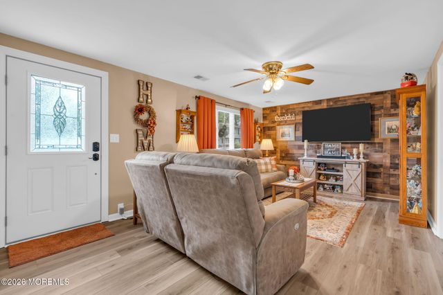 10 Garrett Place, New Monmouth, NJ 07748