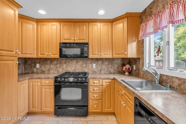 10 Garrett Place, New Monmouth, NJ 07748