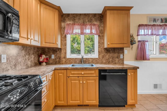 10 Garrett Place, New Monmouth, NJ 07748