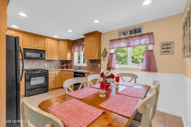 10 Garrett Place, New Monmouth, NJ 07748