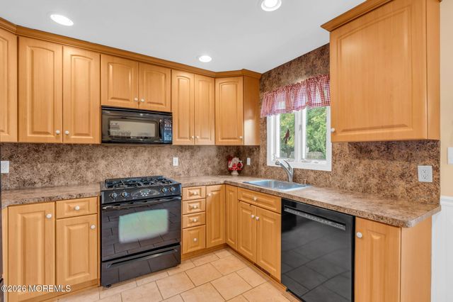 10 Garrett Place, New Monmouth, NJ 07748