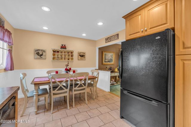 10 Garrett Place, New Monmouth, NJ 07748