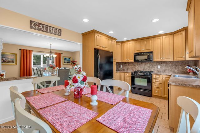 10 Garrett Place, New Monmouth, NJ 07748
