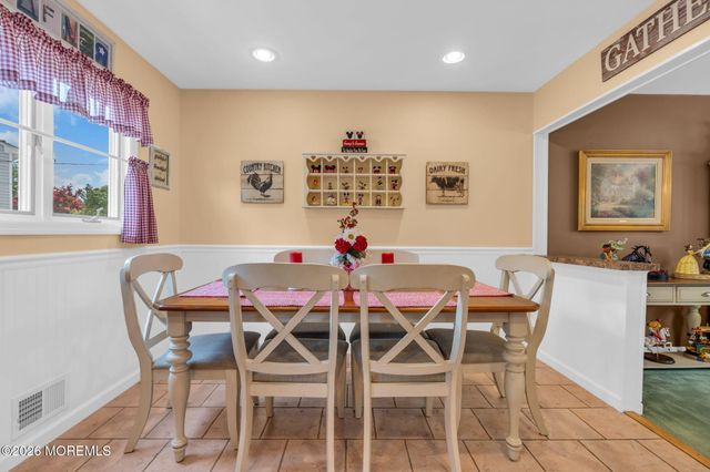 10 Garrett Place, New Monmouth, NJ 07748
