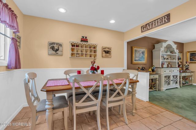 10 Garrett Place, New Monmouth, NJ 07748
