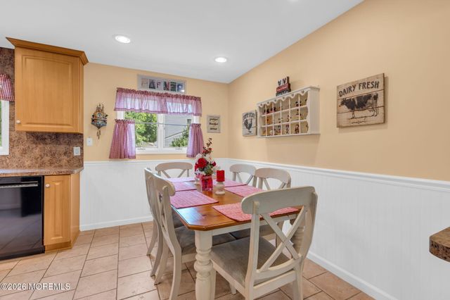 10 Garrett Place, New Monmouth, NJ 07748