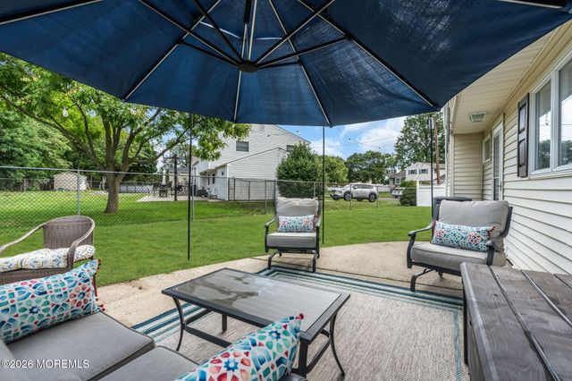 10 Garrett Place, New Monmouth, NJ 07748