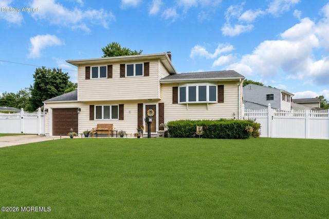 10 Garrett Place, New Monmouth, NJ 07748