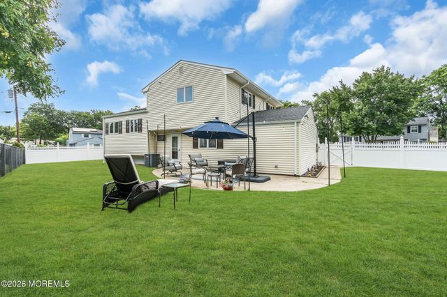 10 Garrett Place, New Monmouth, NJ 07748