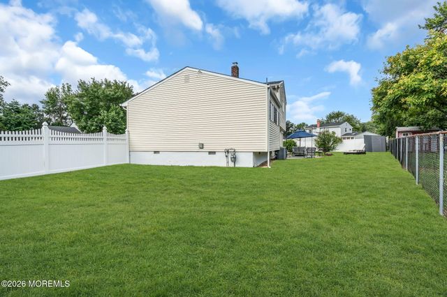 10 Garrett Place, New Monmouth, NJ 07748