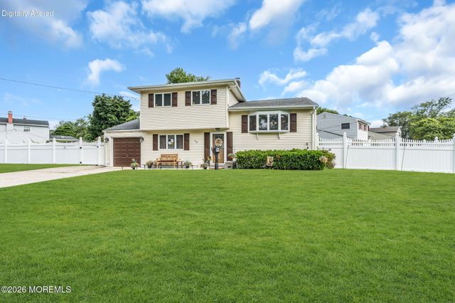 10 Garrett Place, New Monmouth, NJ 07748