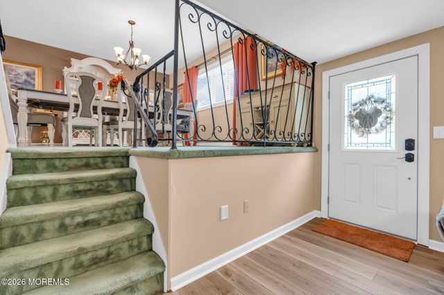 10 Garrett Place, New Monmouth, NJ 07748