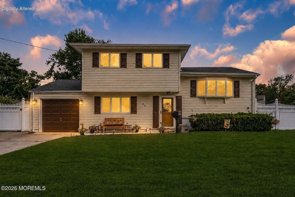 10 Garrett Place, New Monmouth, NJ 07748