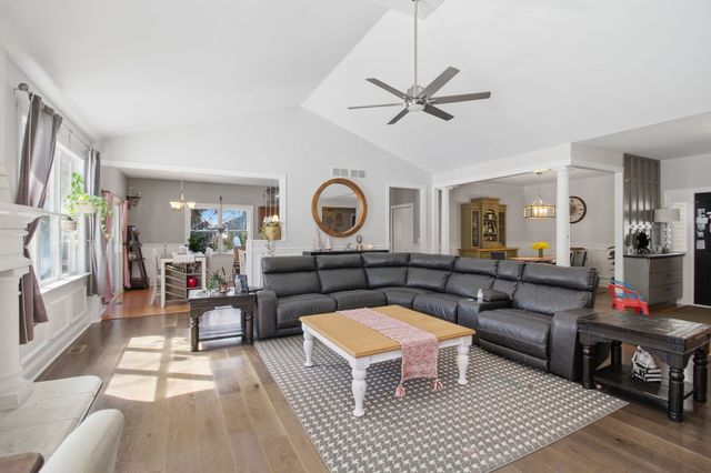 1022 Rosewood Drive, Carpentersville, IL 60110