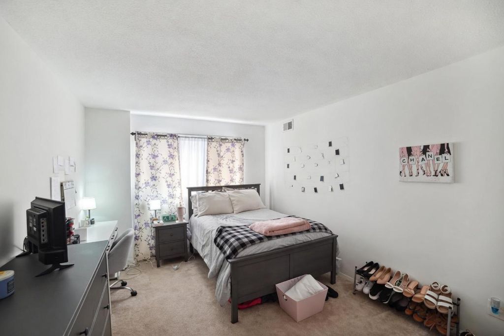 Image 10 of property listing at 1836 METZEROTT RD #1720, Hyattsville, MD 20783